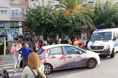 Els serveis d'emergències van acudir d'immediat al lloc de l'atropellament ahir a Sant Pere i Sant Pau.