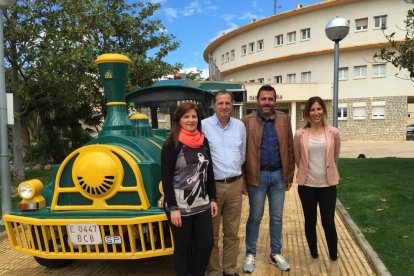 Imatge de l'acte de la signatura de la renovació del conveni per a convertir el trenet turístic entre Vandellòs i l'Hospitalet de l'Infant i Mont-roig del Camp.