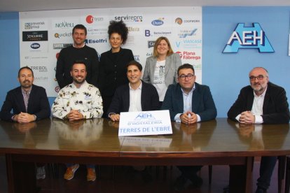 Els principals representants de l'Associació d'Hosteleria de les Terres de l'Ebre, amb el seu president Lluís Maldonado (assegut el segon per la dreta).