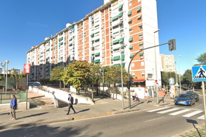 Imagen de un edificio en la avenida de Sant Ildefons de Cornellà.