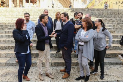 Asens i Cortés conversen rodejats dels membres de la llista.