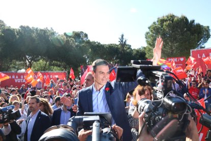 El candidat del PSOE al 28-A, Pedro Sánchez, durant un míting al barri de Vallecas de Madrid.