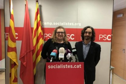 Imagen de archivo de Sandra Ramos y Carles Castillo en una rueda de prensa en la sede del PSC en Tarragona.