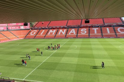 El Nou Estadi, abans del Nàstic-Olot, amb els protagonistes a la gespa.