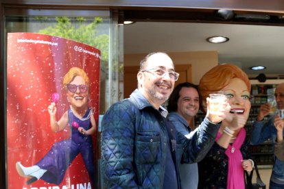 Els responsables de l'estanc del Carmel celebrant la Grossa.