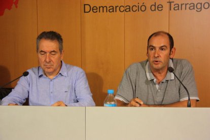 Daniel Pi, representante de la asociación PTP; y de Carles Montejano, portavoz de PDF.Camp, durante la rueda de apriete celebrada en la sede del Colegio de Periodistas de Tarragona.