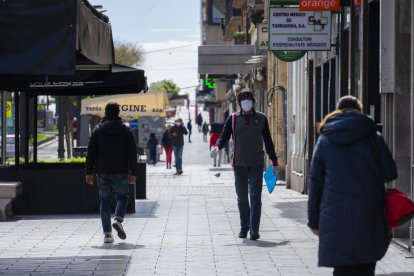 Gente paseando por la Rambla Nova con mascarillas.