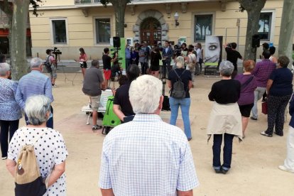 Concentració per condemnar l'atac amb àcid a una dona i la seva filla a Sant Feliu de Guíxols.