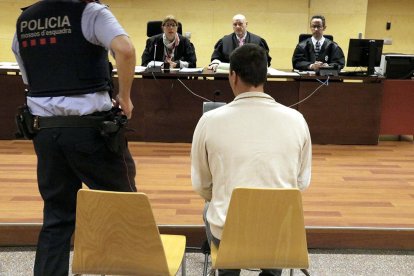 D'esquenes, el lladre reincident acusat de robar en un supermercat de Girona i apallissar el botiguer.