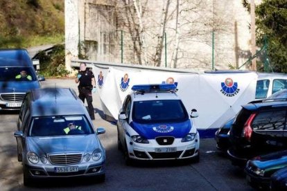 Imatge dels cossos de seguretat al voltant del cotxe on s'han trobat els cadàvers