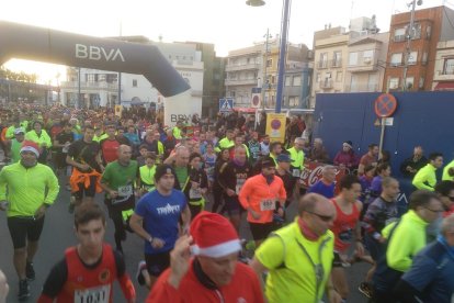 La sortida de la 16a edició de la Sant Silvestre tarragonina que va tenir lloc el dimarts.