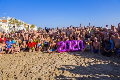 Imatge dels participants en el primer bany de l'any a Torredembarra