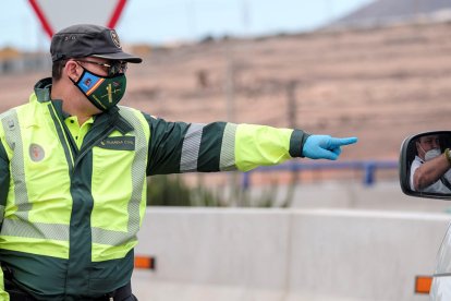 Imagen darxiu de un agente de la Guardia Civil en un control.