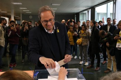 Quim Torra, introduïnt el sobre amb el seu vot a l'Escola Oficial d'Idiomes de Sant Gervasi