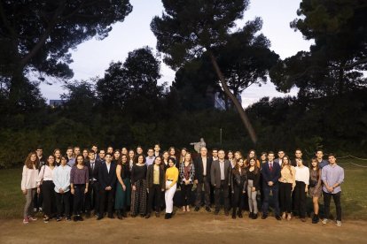 Imatge del conseller Josep Bargalló amb els alumnes premiats