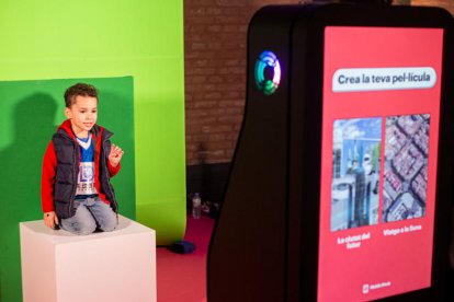 Un niño participando en uno de los talleres de la Mobile Week Barcelona el 1 de marzo del 2020