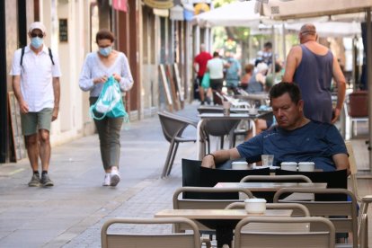 Un hombre sentado en una terraza de Casteldefels.