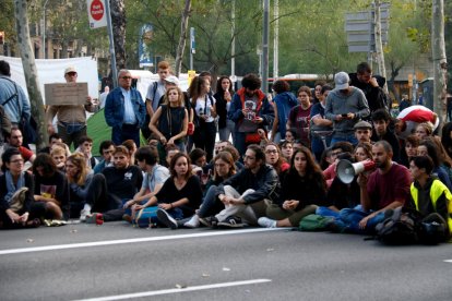 Imatge de diversos joves participant en la primera assemblea de l'acampada a Universitat.