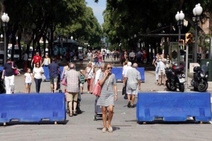 Imatge de gent passejant per la Rambla