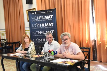 Plano medio de los impulsores del monFILMAT, durante la presentación.