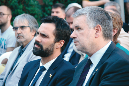 Primer pla de l'alcalde de Tarragona, Pau Ricomà, amb el president del Parlament, Roger Torrent, durant un acte institucional d'ERC.