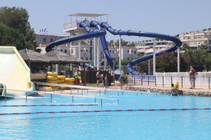 Pla general d'una de les atraccions d'Aquopolis, amb alguns clients.