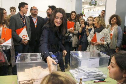 Inés Arrimadas en el moment en què una membre de la mesa de l'escola Ausiàs March on votava li ha negat la salutació.