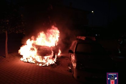 Imagen de un coche quemando durante los disturbios en la ciudad de Murcia.