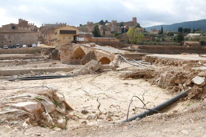 El pont vell de Montblanc, encara amb greus desperfectes, quatre mesos després de la riuada de l'octubre.