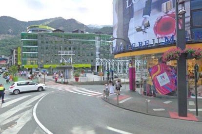 Imatge d'un carrer comercial d'Andorra la VElla.