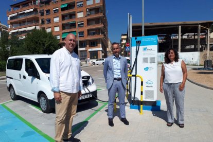 Plano general del alcalde de la Ràpita, Josep Caparrós, el director general de Ports, Joan Pere Gómez, y la directora de Territori en el Ebro, Lídia Pino, en la presentación del cargador en el puerto sancarlense.