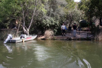 Imagen de archivo de un grupo de pescadores alemanes acampados cerca del pantano de Riba-roja d'Ebre