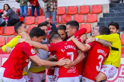 Els jugadors del Nàstic celebren el 2-1 anotat per Rueda