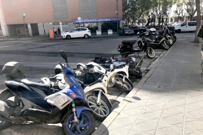 Imatge de motos caigudes a causa del vent al carrer Francesc Bastos.