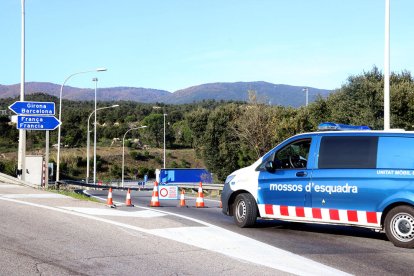 Imagen de archivo de Mossos d?Esquadra en una de las entradas del AP-7 en Gerona.