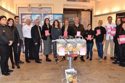 Imatge dels participants a la presentació de la nova riuta gastronómica tarragonina.