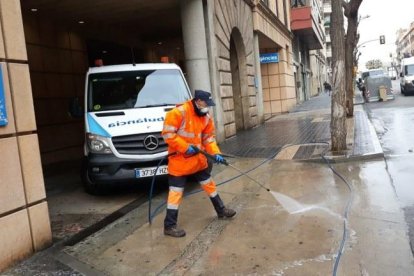 Imatge d'arxiu d'un operari netejant a la Rambla Vella.