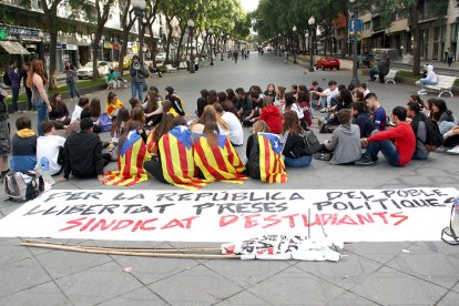 La concentració del Sindicat d'Estudiants, reunits en assemblea a la Rambla Nova de Tarragona.