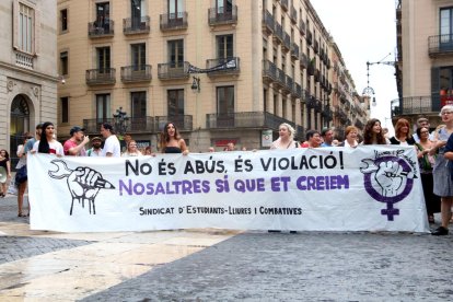 Una pancarta dient que «No és abús, és violació! Nosaltres et creiem», a la plaça Sant Jaume de Barcelona