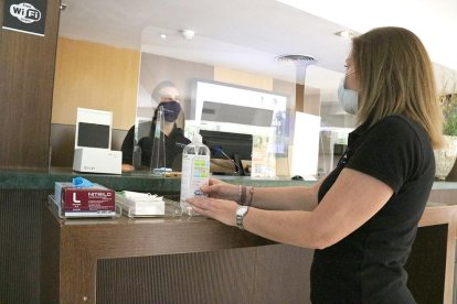 Imatge d'arxiu de mesures d'higiene a la recepció d'un hotel de Barcelona.