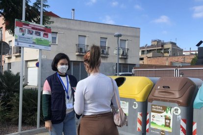 El Ayuntamiento ha empezado una campaña de tres semanas con educadoras ambientales.