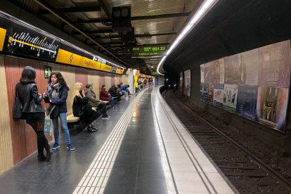 Viajeros esperando el metro en la estación de la línea amarilla de Passeig de Gràcia, el 16 de marzo del 2020, alrededor de dos cuartos los siete y media de la mañana