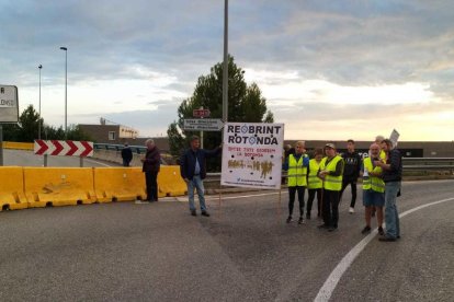 Imatge dels manifestants tallant la rotonda