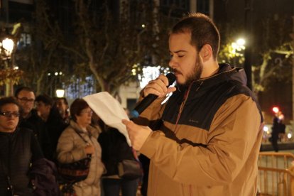 Imatge del raper lleidatà Pablo Hasel llegint el manifest de la marxa per les llibertats a Lleida.