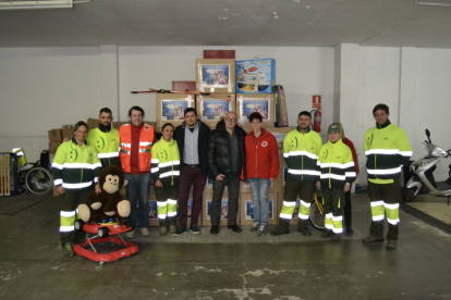 Imatge dels voluntaris amb les joguines recollides.