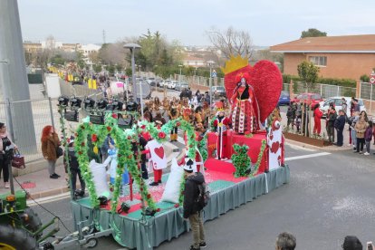 'Les Forques Teatre' con el disfraz de La Reina dels Cors, ganadores del carnaval.