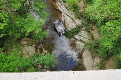 Pla aeri del cotxe accidentat al pont de les Planes d'Hostoles aquest dissabte