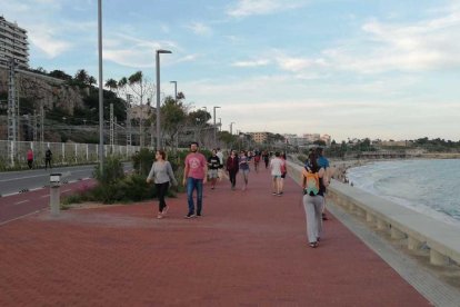 El passeig de la Platja del Miracle ha estat un dels punts més populars avui per sortir a passejar o fer esport