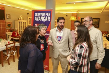 El cap de llista al Congrés, al centre, amb militants durant la nit electoral des del carrer Beethoven.