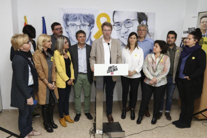 Ferran Bel, número 2 de la llista pel Congrés, amb els seus, davant d'una imatge de Josep Rull.